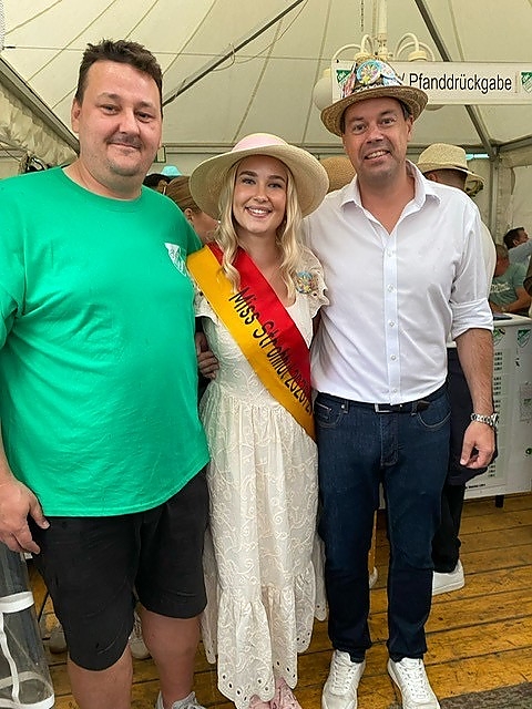 Miss Strohhut Maja Gruber zusammen mit OB Nicolas Meyer
